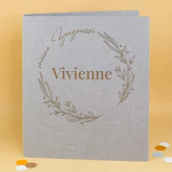 Personalisierte Zeugnismappe aus Leinen graviert mit Name und floralem Line Art Motiv | Farbauswahl