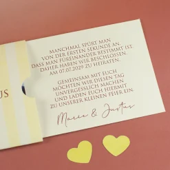 Personalisierte Ziehkarte als Hochzeitseinladung mit Fotos & Wunschtext | Effektkarte mit Überraschung