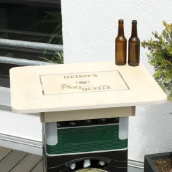 Platz an der Quelle - Bierkastentisch mit Ihrem Wunschnamen