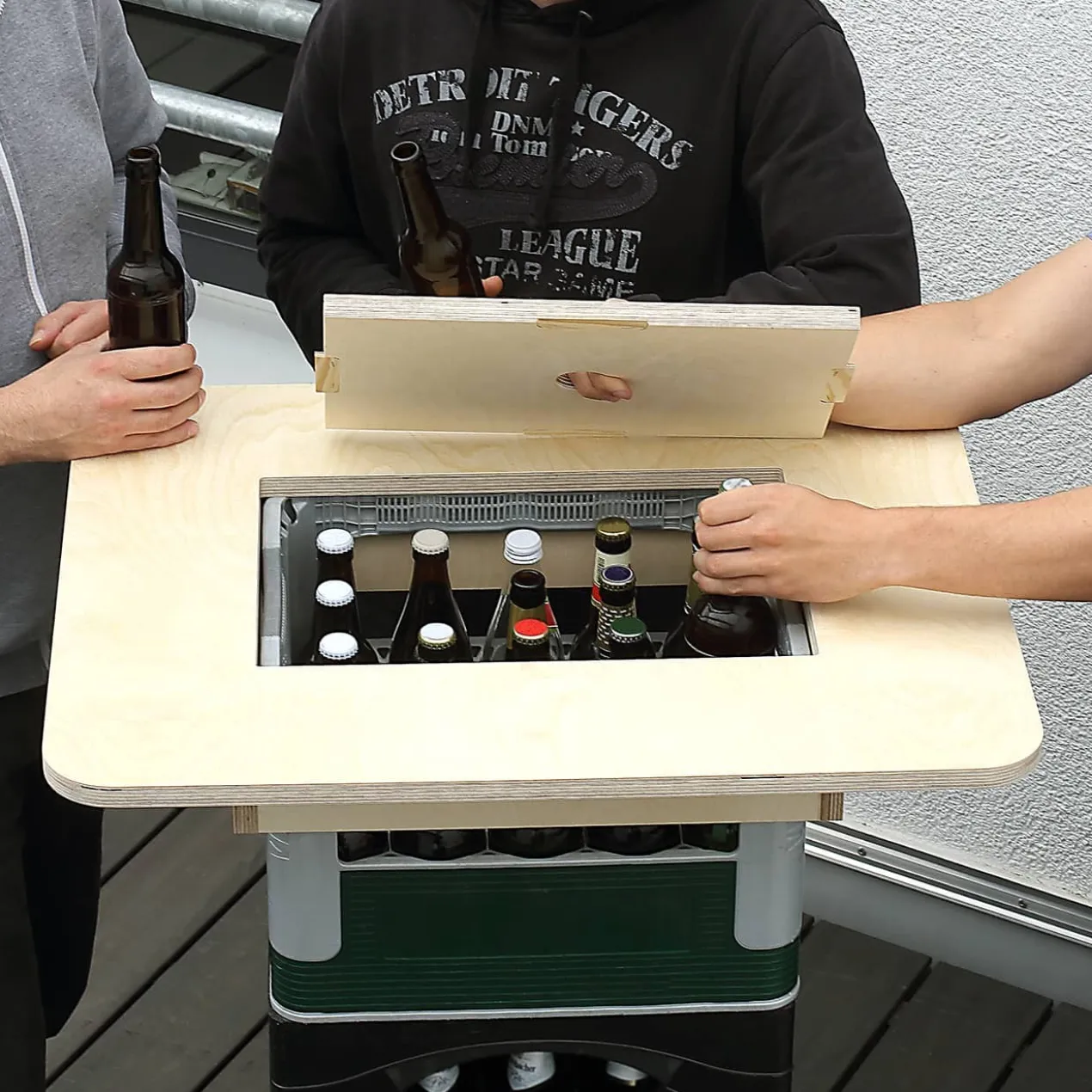 Platz an der Quelle - Bierkastentisch mit Ihrem Wunschnamen