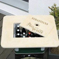 Platz an der Quelle - Bierkastentisch mit Ihrem Wunschnamen
