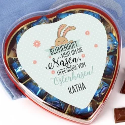Pralinenherz zu Ostern mit süßem Hasen und Namensaufdruck