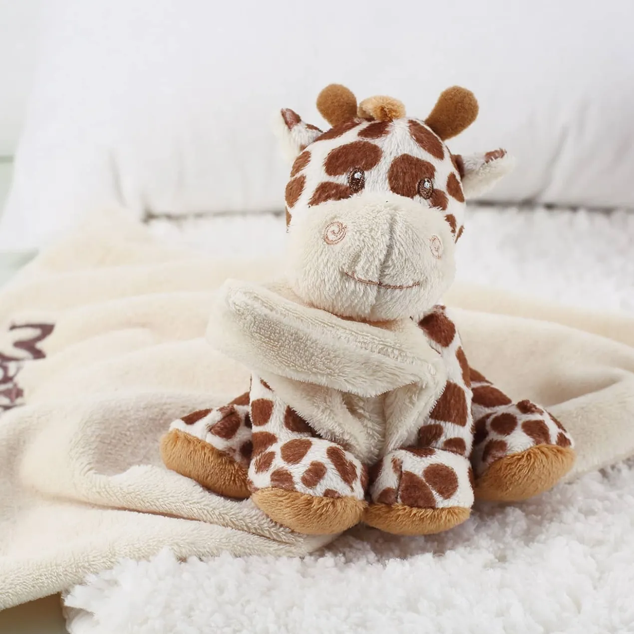 Rasselnde Giraffe mit bestickter Kuscheldecke
