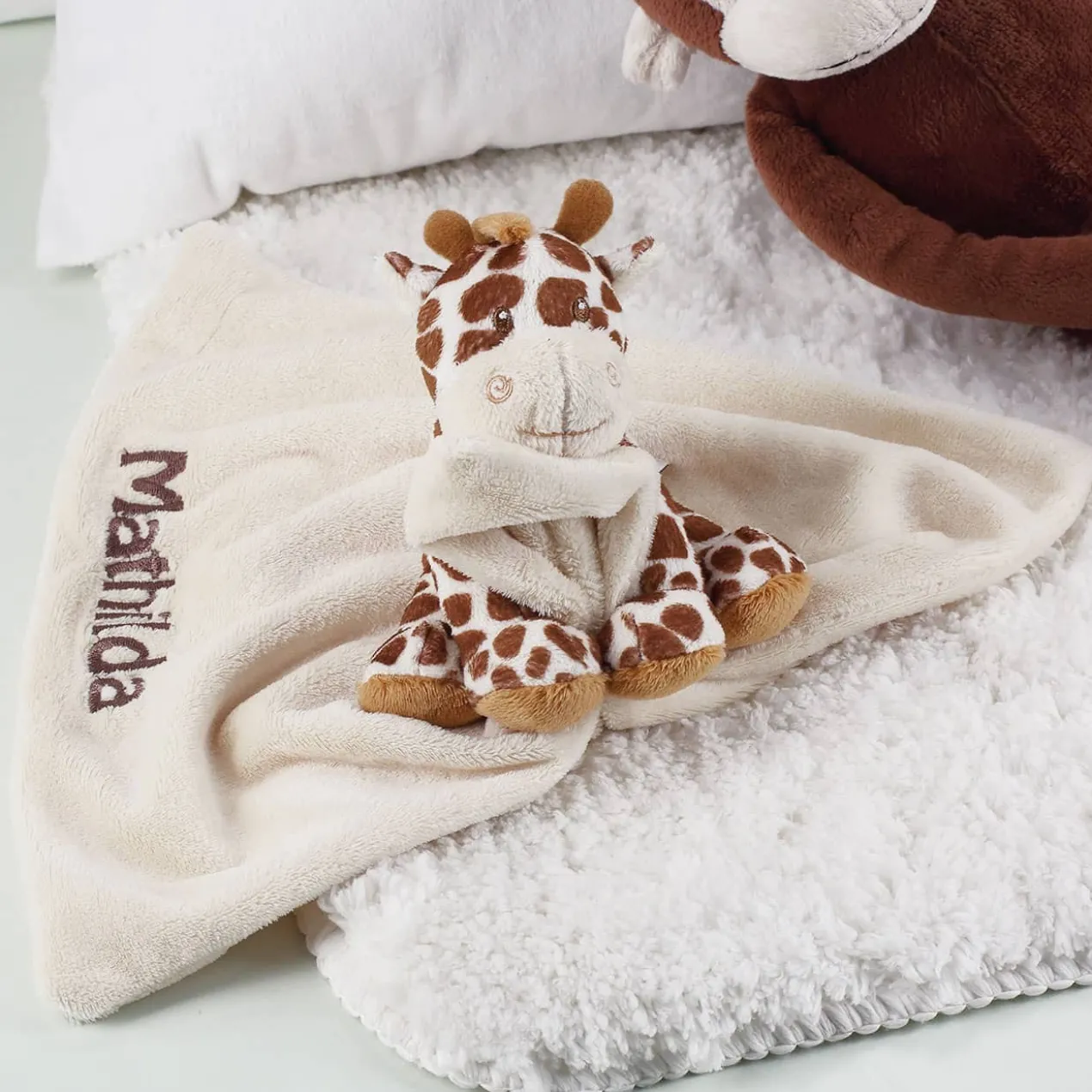 Rasselnde Giraffe mit bestickter Kuscheldecke