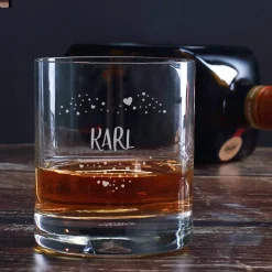 Romantisches Whiskyglas mit einem Herz aus Punkten und Name