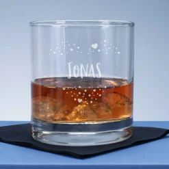 Romantisches Whiskyglas mit einem Herz aus Punkten und Name