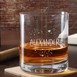 Romantisches Whiskyglas mit einem Herz aus Punkten und Name