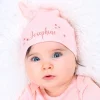 Rosafarbene Babymütze mit Name und Sternen
