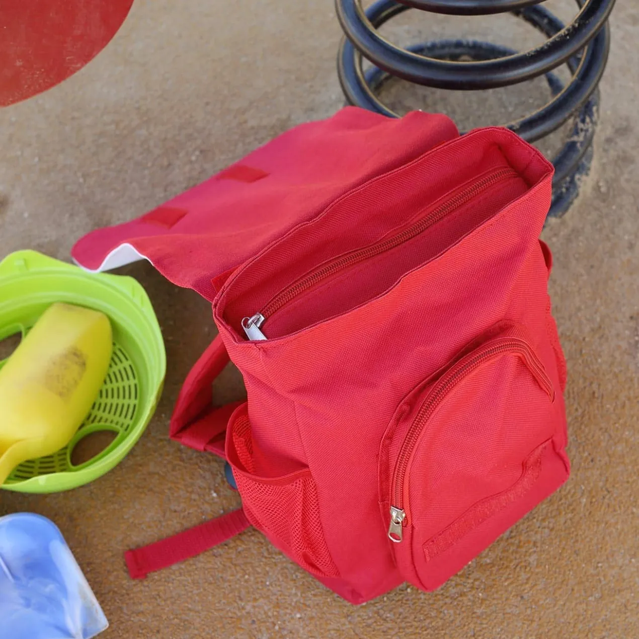Roter Kinderrucksack mit niedlichem Drachen und Ihrem Wunschnamen