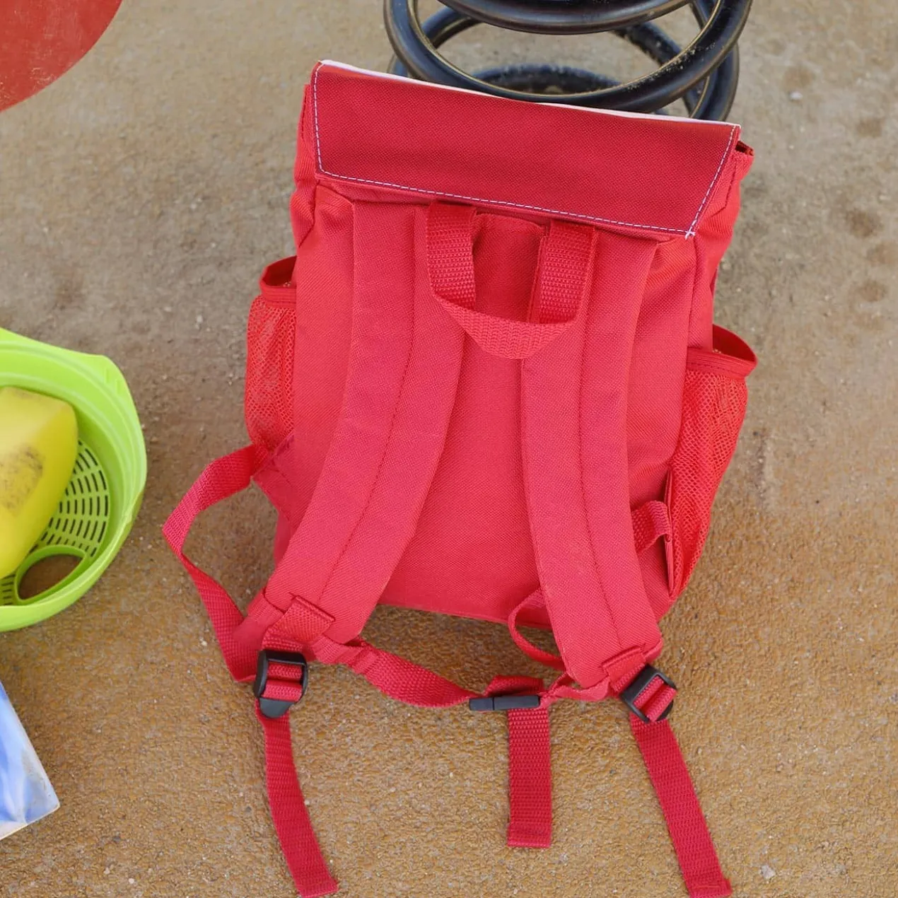 Roter Kinderrucksack mit niedlichem Drachen und Ihrem Wunschnamen