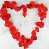 Rote Rosenblütenblätter