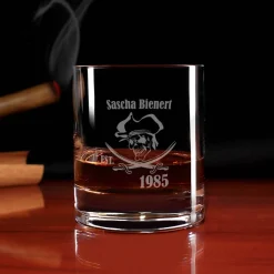 Rumglas graviert mit Piratenmotiv, Name und Geburtsjahr