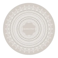 Runder Wohnteppich mit Mandala und Wunschtext in vier Farben
