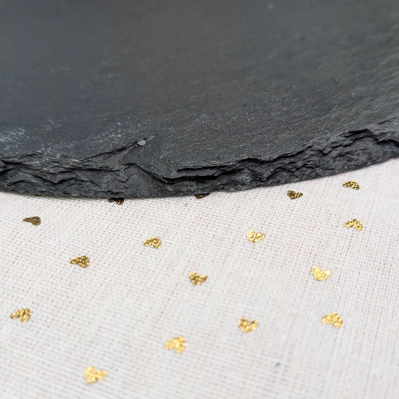 Runde Servierplatte aus Schiefer mit Name und Initiale gelasert | 35,5 cm