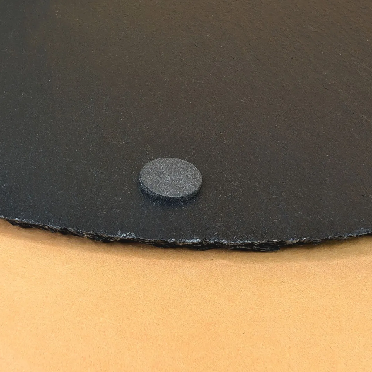 Runde Servierplatte aus Schiefer mit Name und Initiale gelasert | 35,5 cm