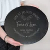 Runde Servierplatte aus Schiefer mit Namen und Datum für Paare | Liebe ist das beste Gewürz