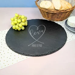 Runde Servierplatte aus Schiefer mit Namen personalisiert für Paare | Love-Motiv in Herzform