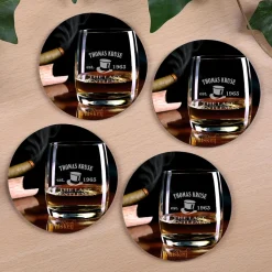 Runde Untersetzer mit Whiskymotiv, Wunschname und Geburtsjahr (4er Set)