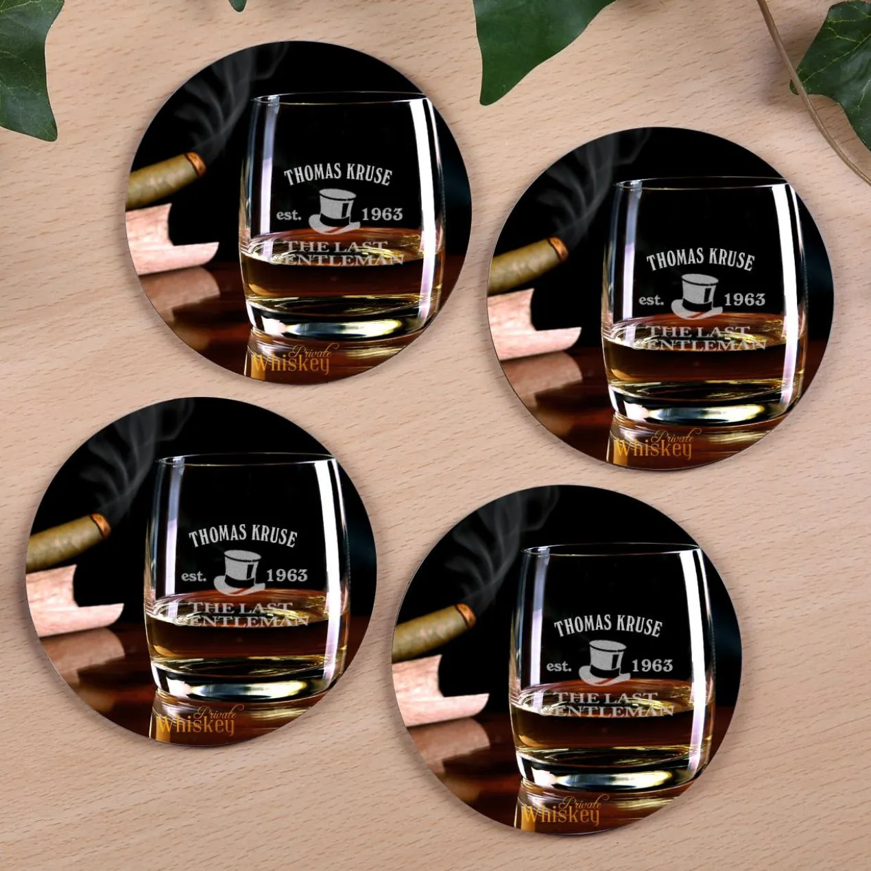 Runde Untersetzer mit Whiskymotiv, Wunschname und Geburtsjahr (4er Set)
