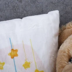 Samtweiches Kuschelkissen zur Geburt mit süßem Teddymotiv