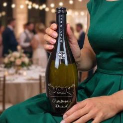 Scavi & Ray Gravierte Seccoflasche mit Taubenmotiv, Namen und Datum zur Hochzeit