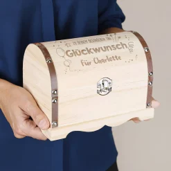 Schatztruhe mit Glückwunschmotiv personalisiert mit Wunschtext | Holzkiste | 3 Größen