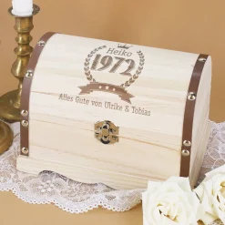 Schatztruhe zum Geburtstag mit Name, Jahreszahl und Wunschtext