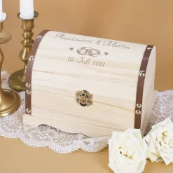 Schatztruhe zur Hochzeit mit persönlicher Gravur und Ring-Motiv