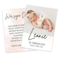 Schlichte Karte zur Geburt mit Foto und Watercolor Hintergrund in verschiedenen Farben