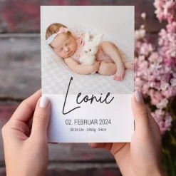 Schlichte Karte zur Geburt mit Foto und Watercolor Hintergrund in verschiedenen Farben