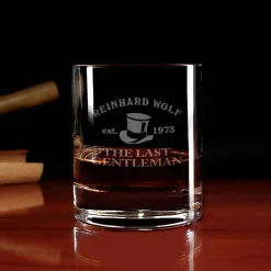schlichtes, gerades und schweres Whiskyglas mit Gravur