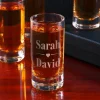 Schnapsglas zur Hochzeit mit Herz-Motiv und Namen