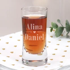 Schnapsglas zur Hochzeit mit Herz-Motiv und Namen