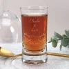 Schnapsglas zur Hochzeit mit Tauben-Motiv, Namen und Datum
