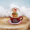 Schneekugel Teddybär auf roter Tasse