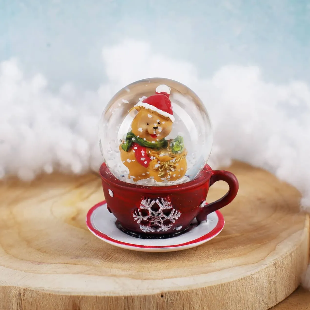 Schneekugel Teddybär auf roter Tasse