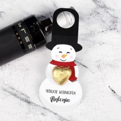 Schneemann-Flaschenanhänger mit Schokoladenherz und Name
