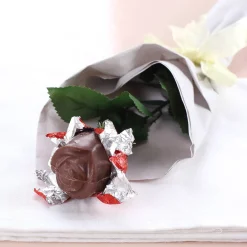Schokorose mit Namensaufdruck und Herzmotiv