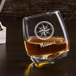 Schräges Whiskeyglas mit Kompass und Namen graviert
