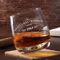 Schräg stehendes Rocking Whiskyglas graviert mit Wunschname und Jahr