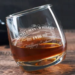 Schräg stehendes Rocking Whiskyglas graviert mit Wunschname und Jahr