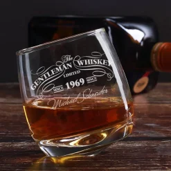 Schräg stehendes Rocking Whiskyglas graviert mit Wunschname und Jahr