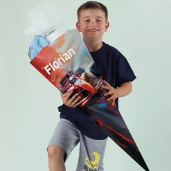 Schultüte mit Rennwagen und Wunschname bedruckt