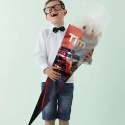Schultüte mit Rennwagen und Wunschname bedruckt