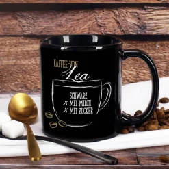 Schwarze individuelle Kaffeetasse - Kaffee schwarz, mit Milch oder Zucker