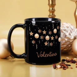 Schwarze Tasse mit Christbaumkugeln und Ihrem Wunschnamen bedruckt