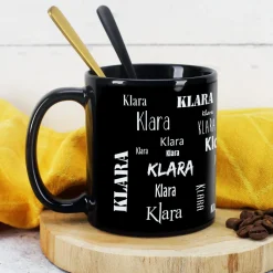 Schwarze Tasse mit Ihrem Wunschnamen