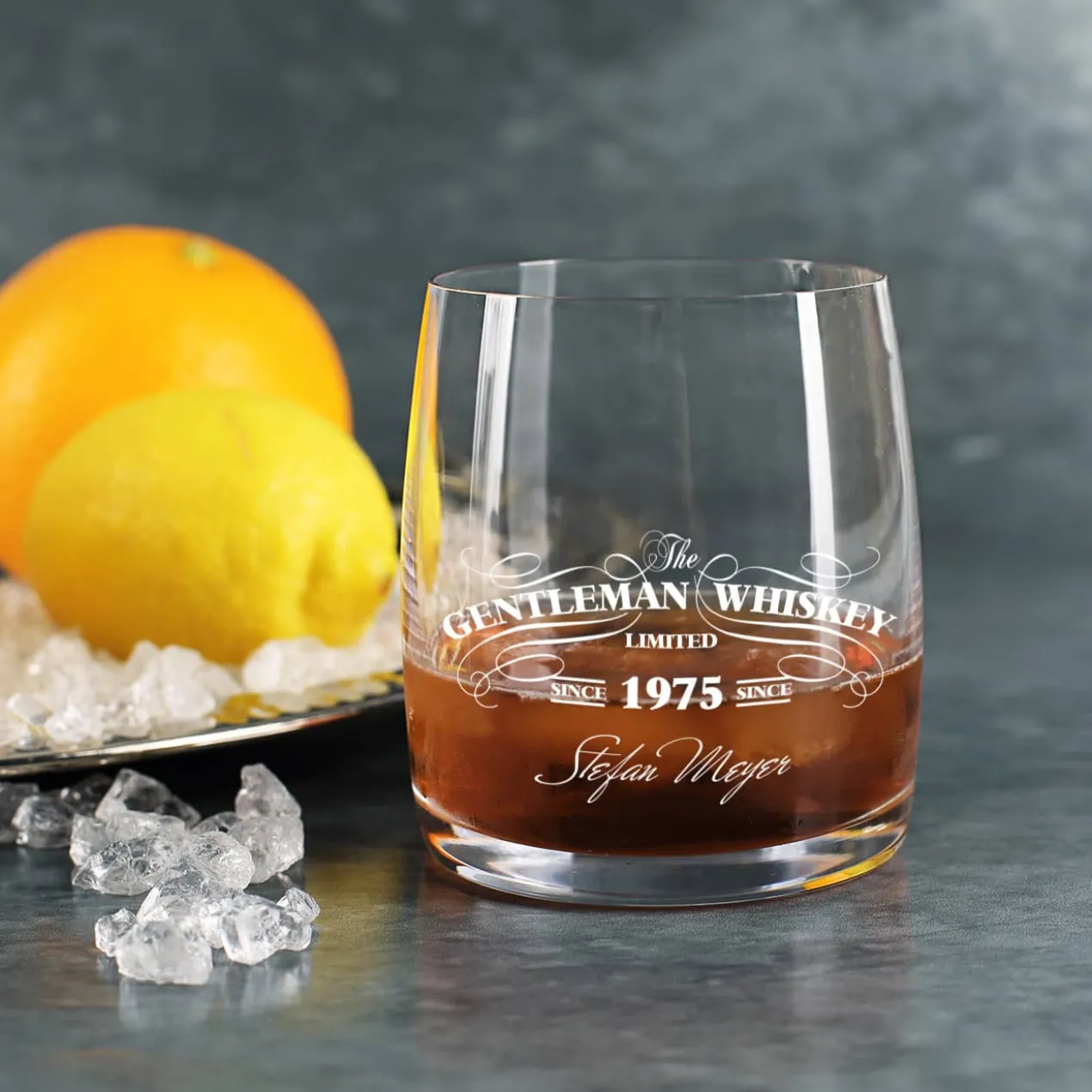 Schwarz oder Weiß bedrucktes Gentleman Whiskey Glas mit Name und Jahr