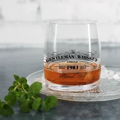 Schwarz oder Weiß bedrucktes Gentleman Whiskey Glas mit Name und Jahr