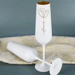Sektglas mit Line Art Blume und Namensgravur im Blütenstiel
